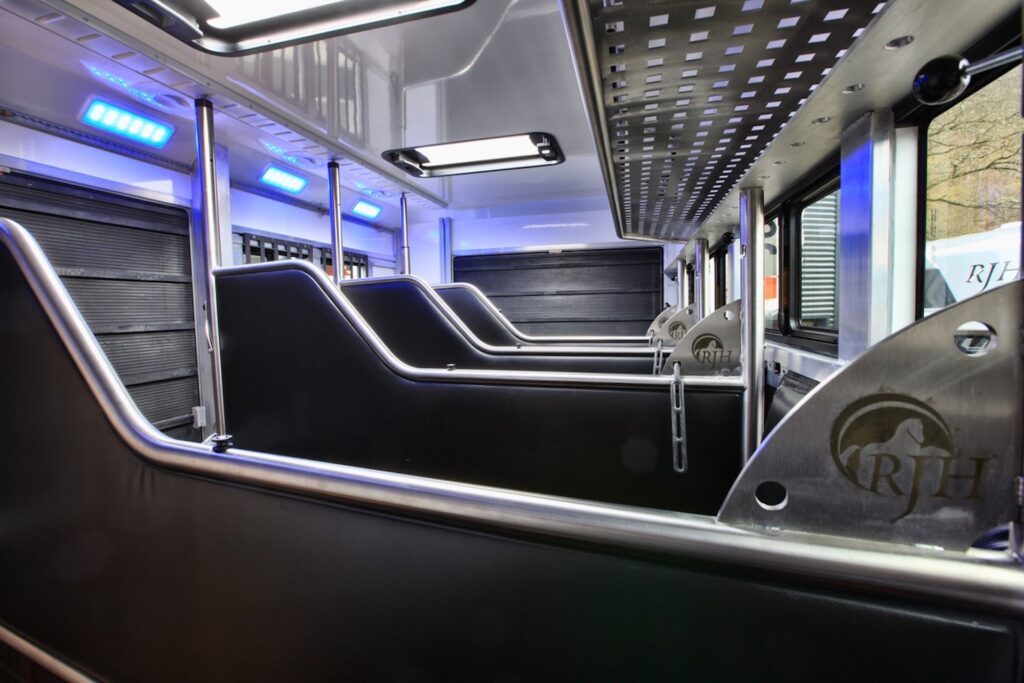 Mercedes-Benz Actros 2545 RJH Exclusive H6 Pferdetransporter im Vorlauf