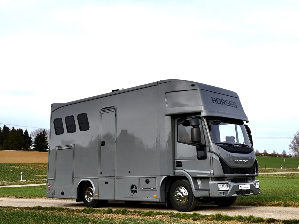 RJH Ecoline H3 IVECO 80E Pferdetransporter