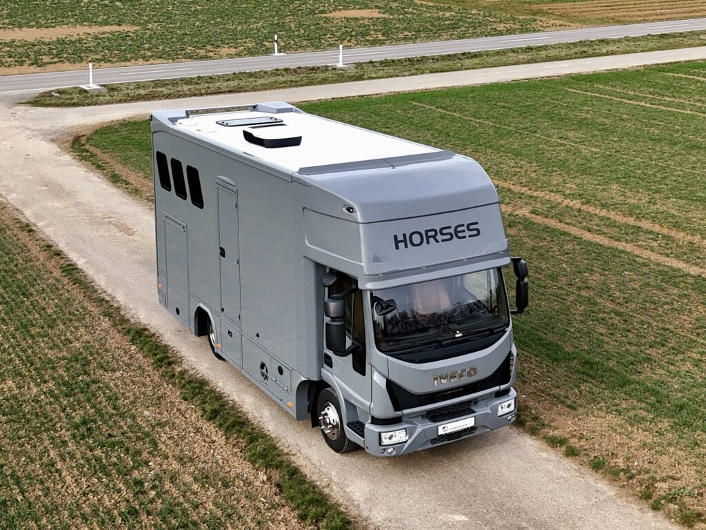 RJH Ecoline H3 IVECO 80E Pferdetransporter