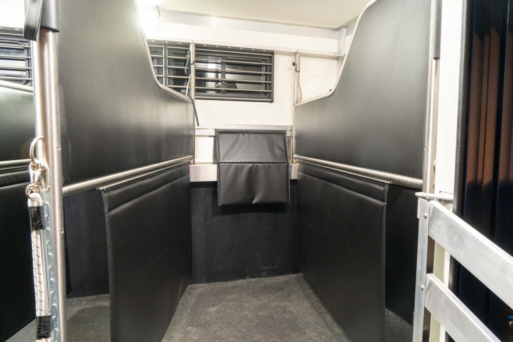 RJH Sport Pro H3 IVECO Daily 3-Pferdetransporter mit Wohnkabine