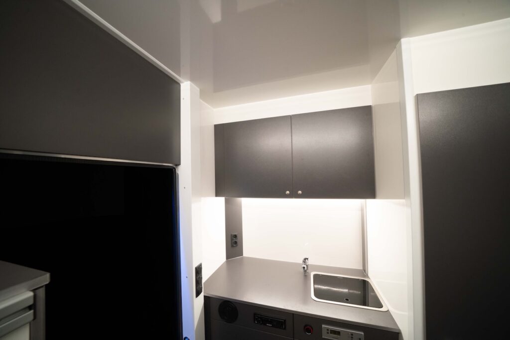 RJH Sport Pro H3 IVECO Daily 3-Pferdetransporter mit Wohnkabine