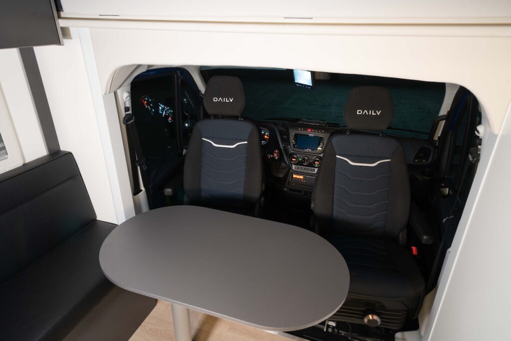 RJH Sport Pro H3 IVECO Daily 3-Pferdetransporter mit Wohnkabine