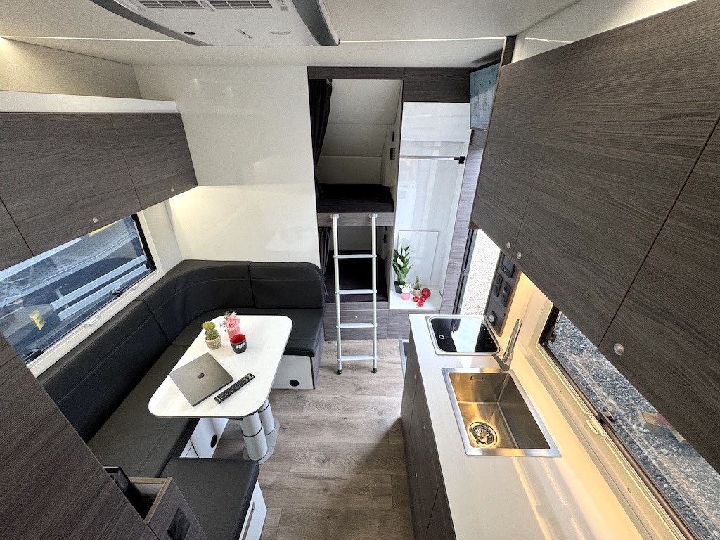 RJH Anhänger LUXUSWOHNWAGEN 3,5 Heckgarage Vollausstattung NEU