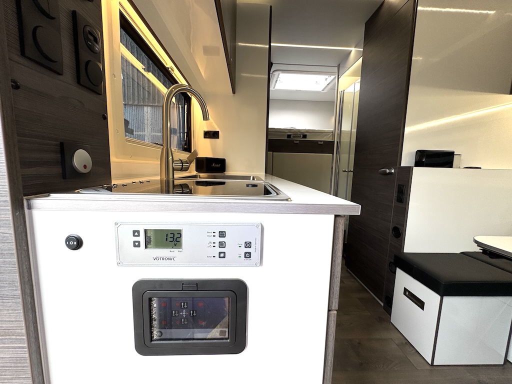 RJH Anhänger LUXUSWOHNWAGEN 3,5 Heckgarage Vollausstattung NEU