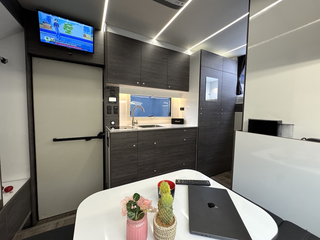 RJH Anhänger LUXUSWOHNWAGEN 3,5 Heckgarage Vollausstattung NEU