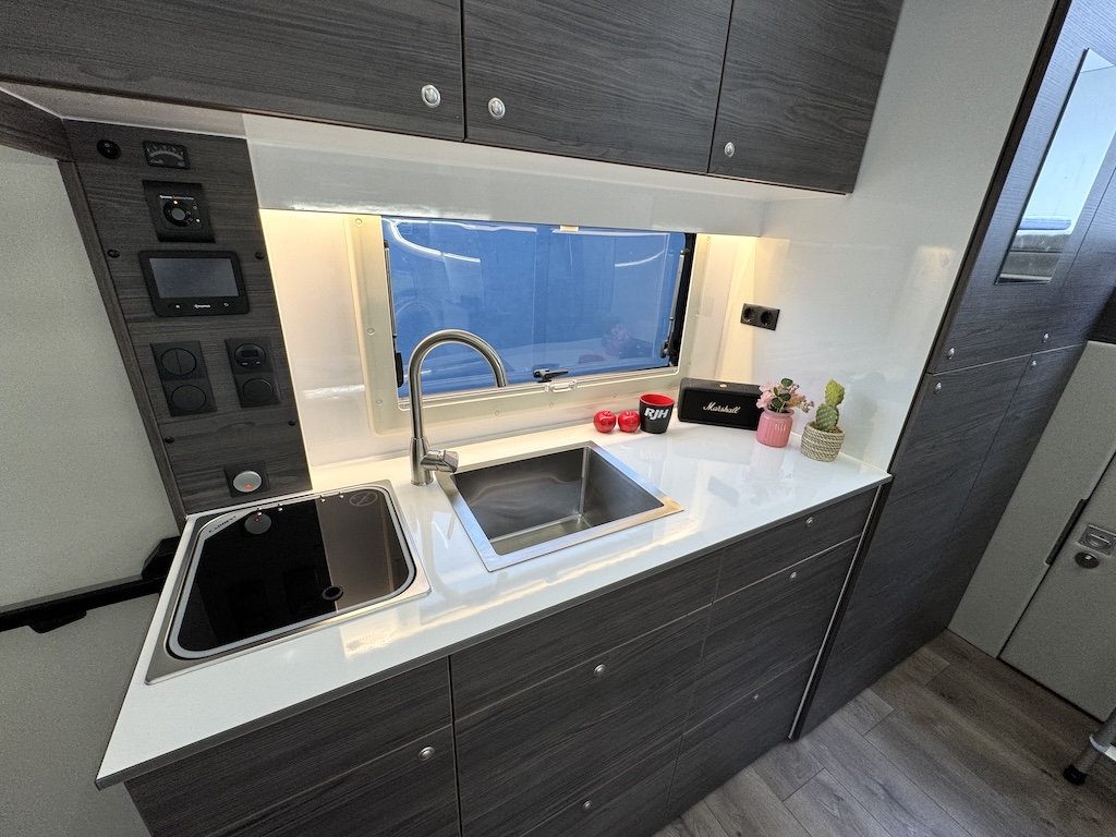 RJH Anhänger LUXUSWOHNWAGEN 3,5 Heckgarage Vollausstattung NEU