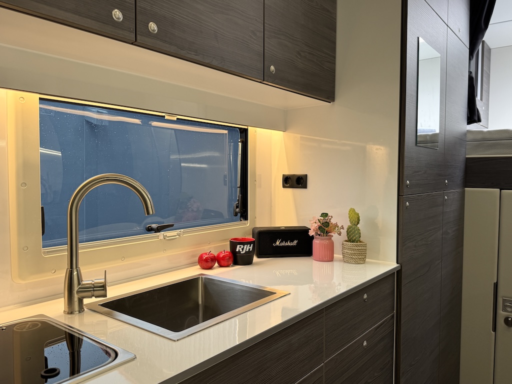 RJH Anhänger LUXUSWOHNWAGEN 3,5 Heckgarage Vollausstattung NEU