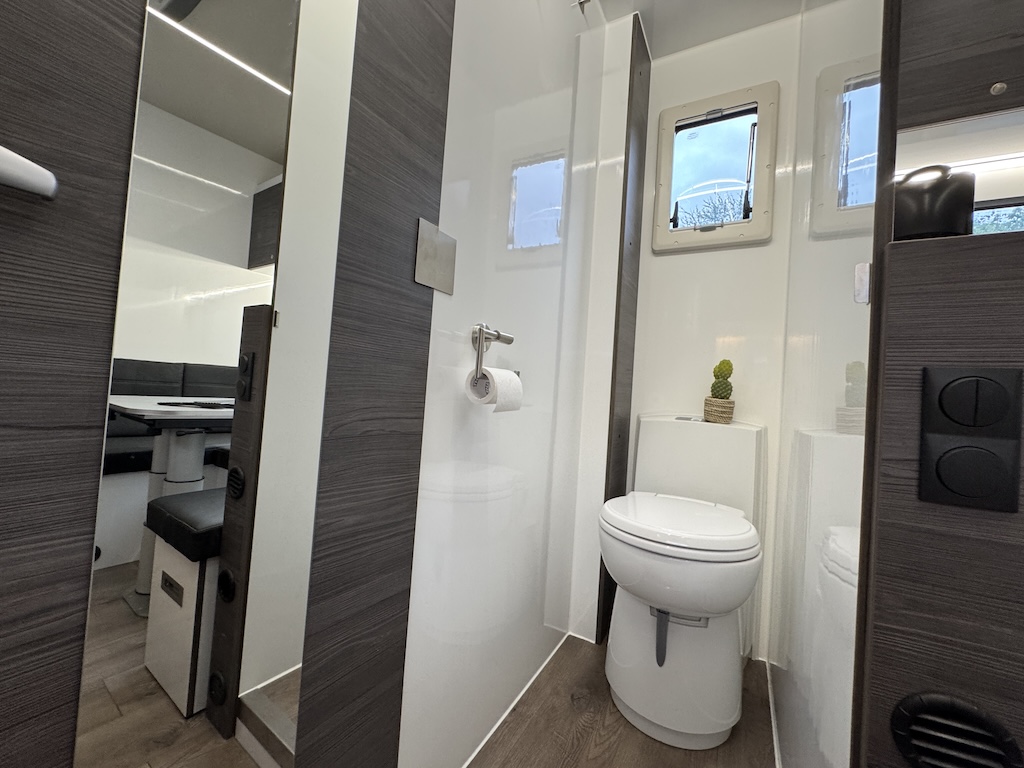 RJH Anhänger LUXUSWOHNWAGEN 3,5 Heckgarage Vollausstattung NEU