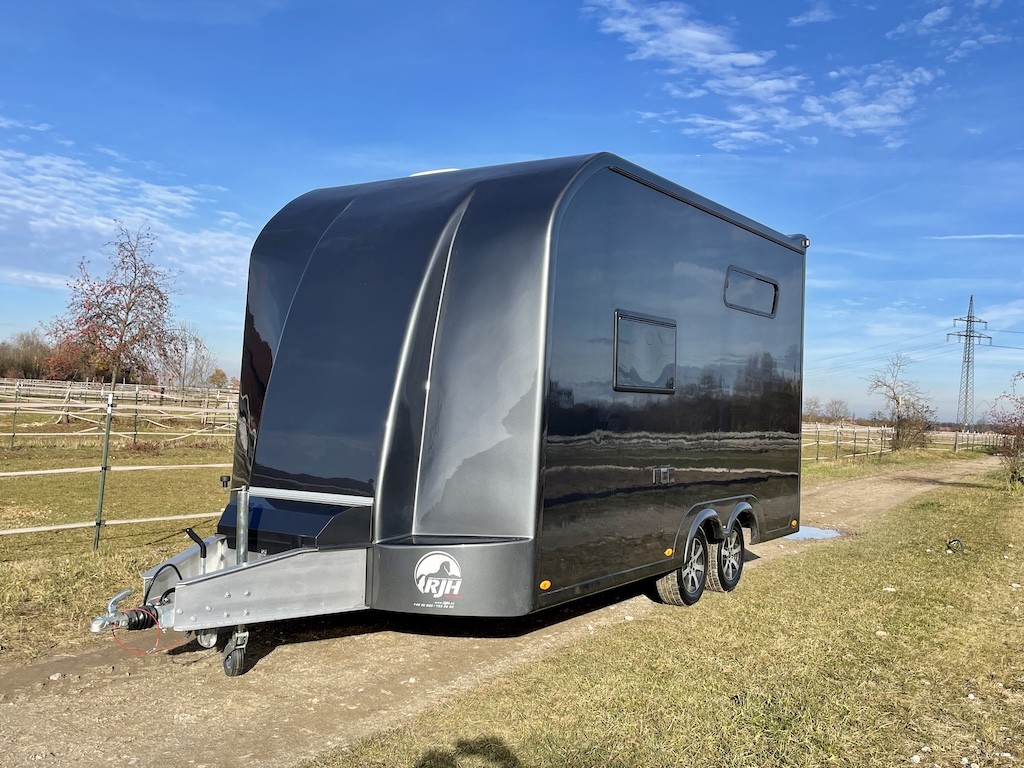RJH Trailer 675 - Pferdeanhänger für bis zu 3 Pferde mit großer Wohnkabine
