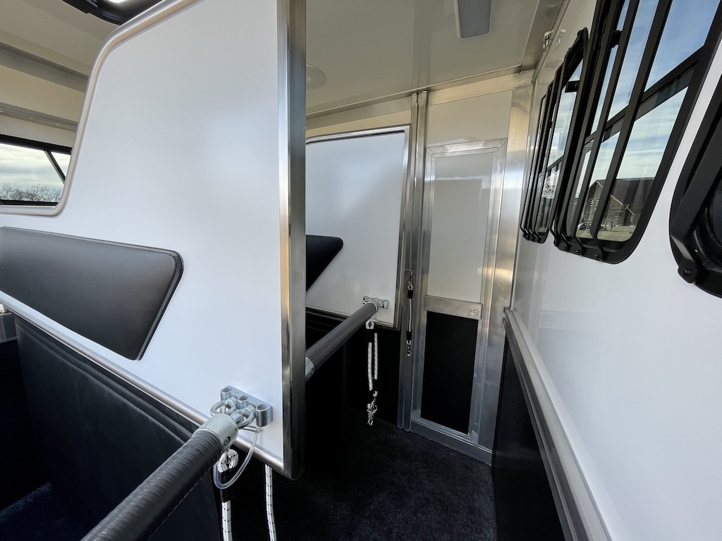 RJH Trailer 675 - Pferdeanhänger für bis zu 3 Pferde mit großer Wohnkabine