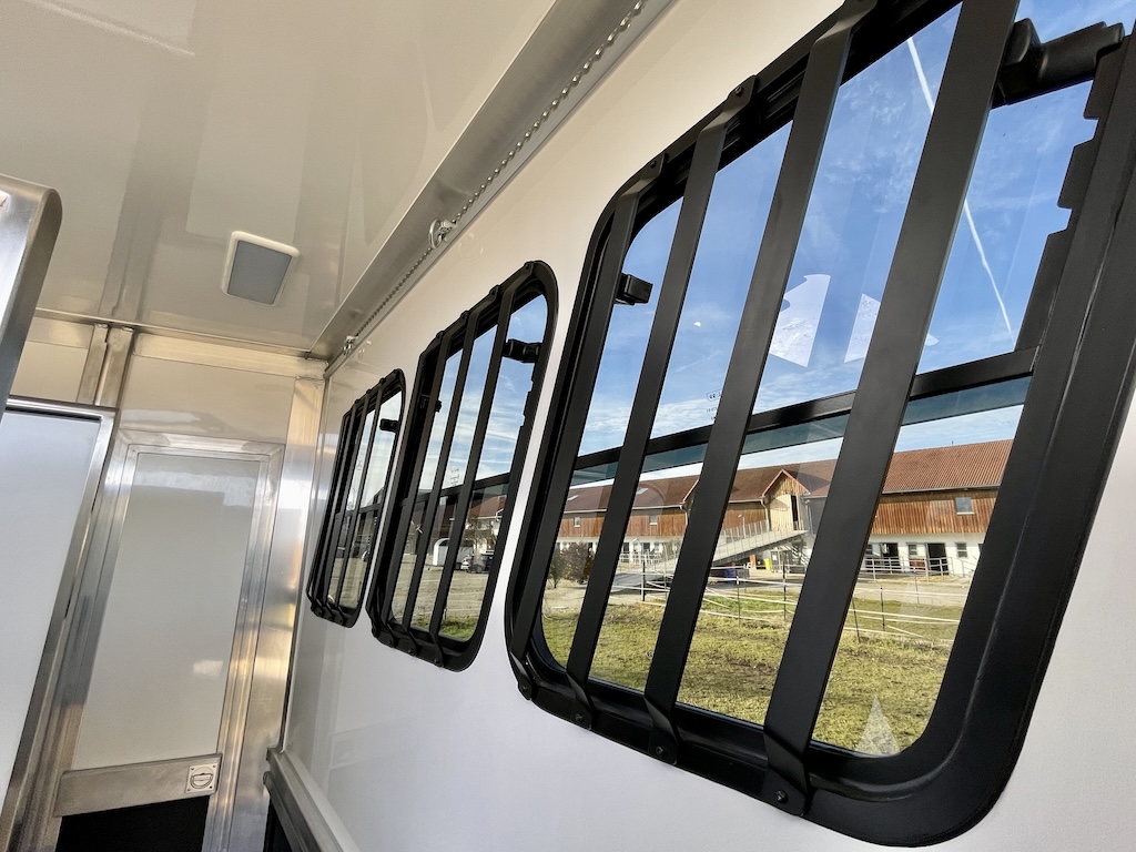 RJH Trailer 675 - Pferdeanhänger für bis zu 3 Pferde mit großer Wohnkabine