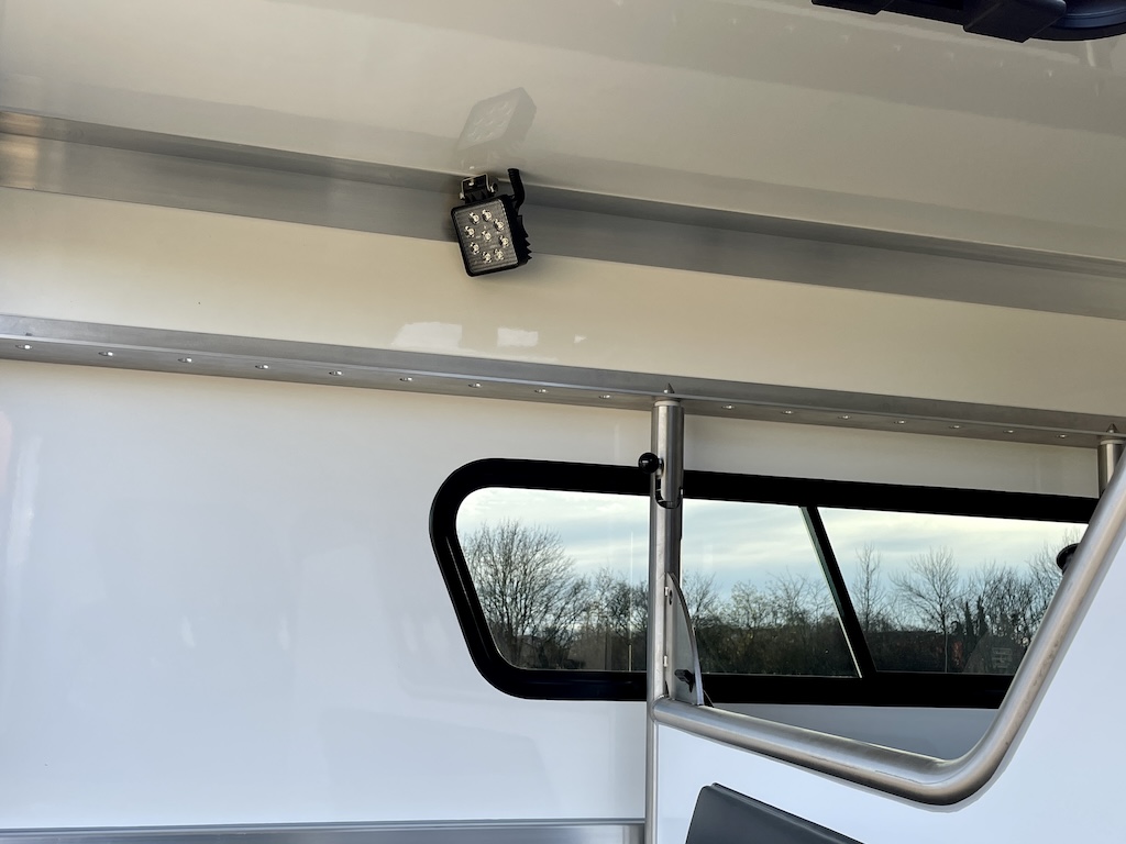 RJH Trailer 675 - Pferdeanhänger für bis zu 3 Pferde mit großer Wohnkabine