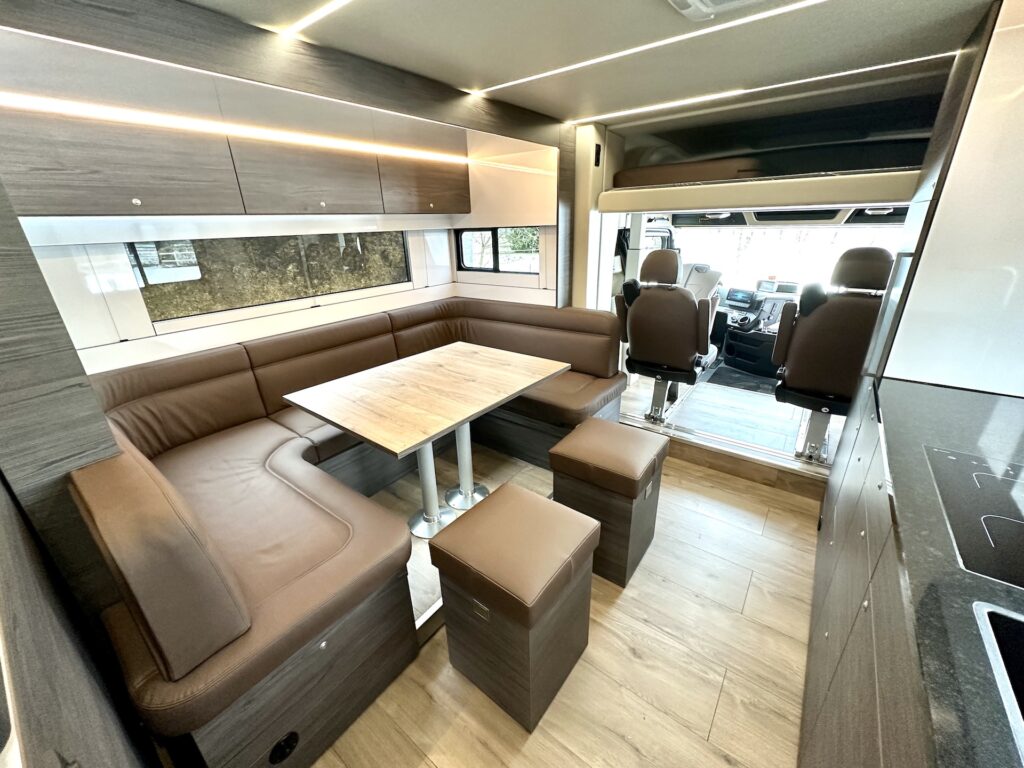 Mercedes-Benz Actros 2545 RJH Exclusive H6 Pferdetransporter im Vorlauf