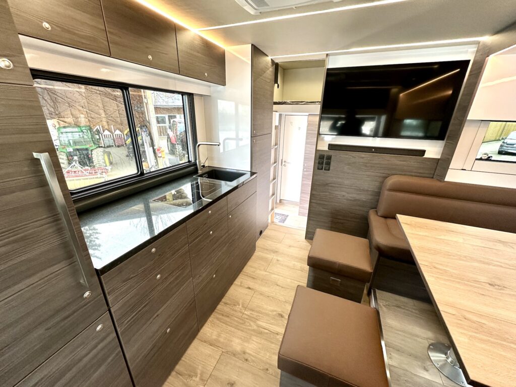 Mercedes-Benz Actros 2545 RJH Exclusive H6 Pferdetransporter im Vorlauf