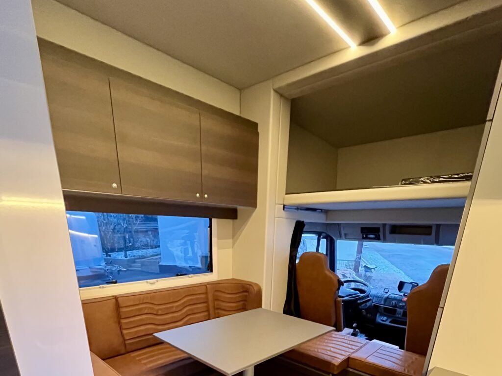 RJH Ecoline H3 IVECO 80E Pferdetransporter