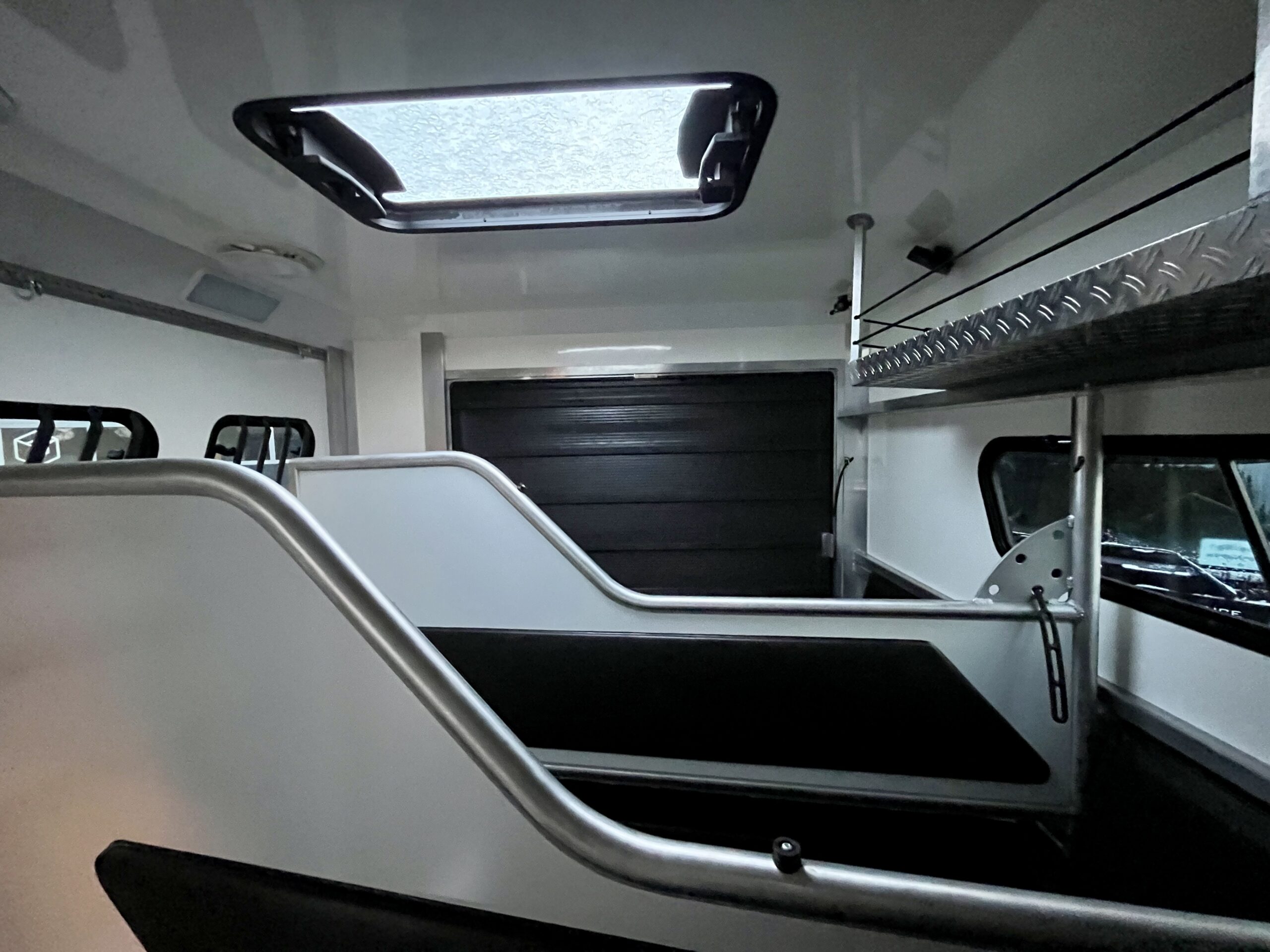 Trg Rjh RJH Ecoline H3 IVECO 80E Pferdetransporter - RJH Horsetransporters