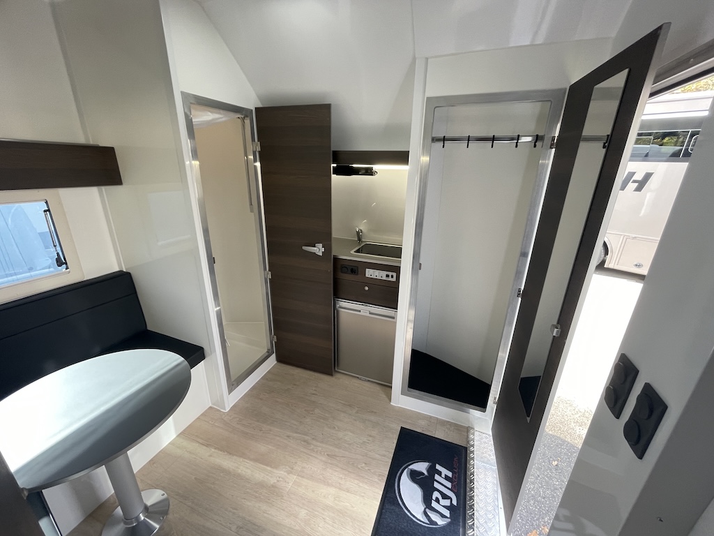 RJH Trailer 675 - Pferdeanhänger für bis zu 3 Pferde mit großer Wohnkabine