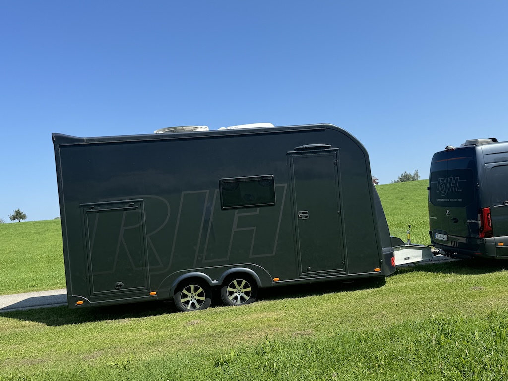 RJH Anhänger LUXUSWOHNWAGEN 3,5 Heckgarage Vollausstattung NEU
