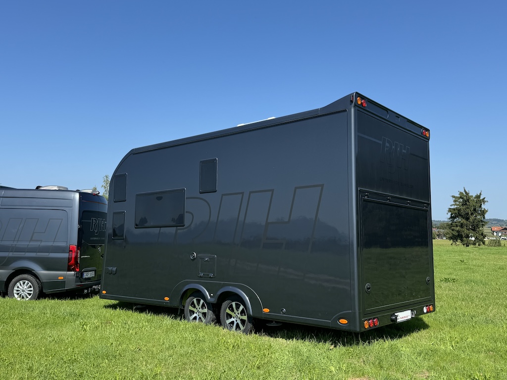 RJH Anhänger LUXUSWOHNWAGEN 3,5 Heckgarage Vollausstattung NEU