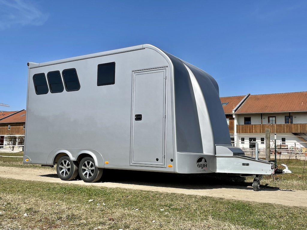 RJH Trailer 675 - Pferdeanhänger für bis zu 3 Pferde mit großer Wohnkabine
