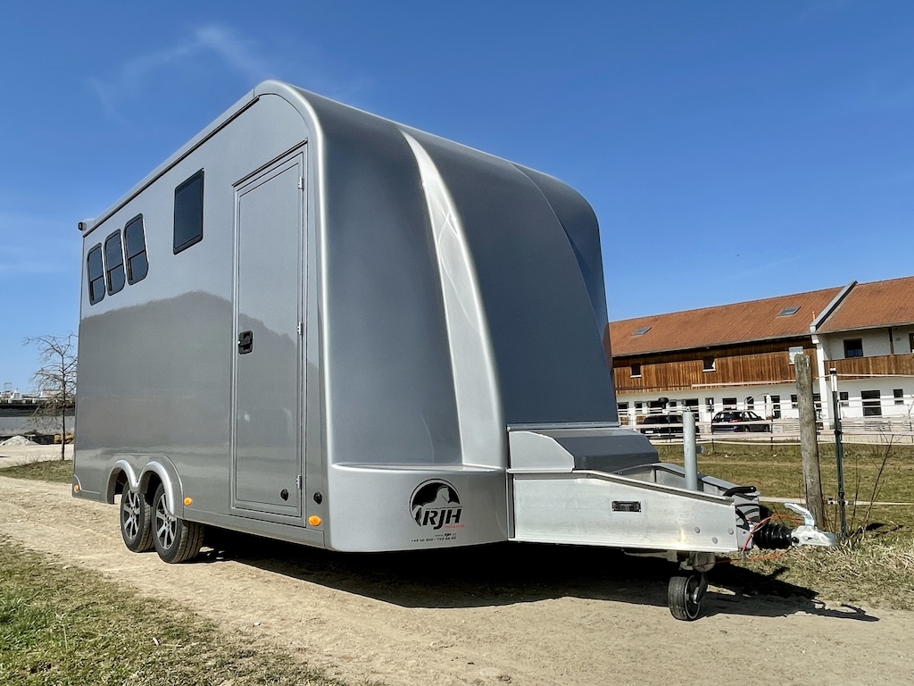 RJH Trailer 675 - Pferdeanhänger für bis zu 3 Pferde mit großer Wohnkabine