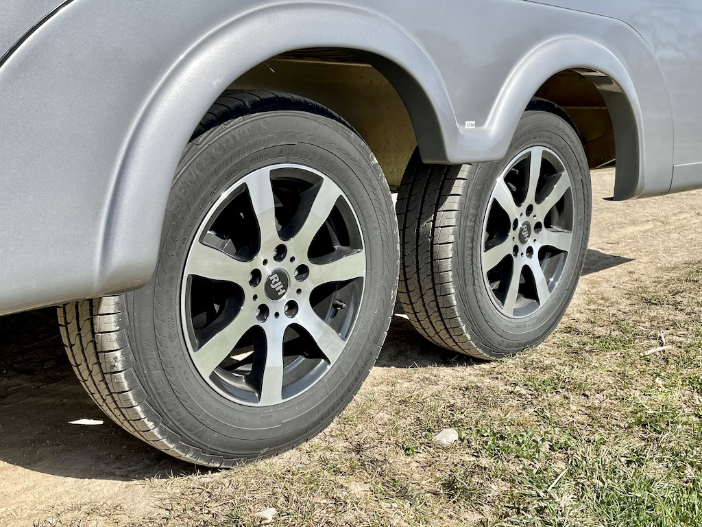 RJH Trailer 675 - Pferdeanhänger für bis zu 3 Pferde mit großer Wohnkabine