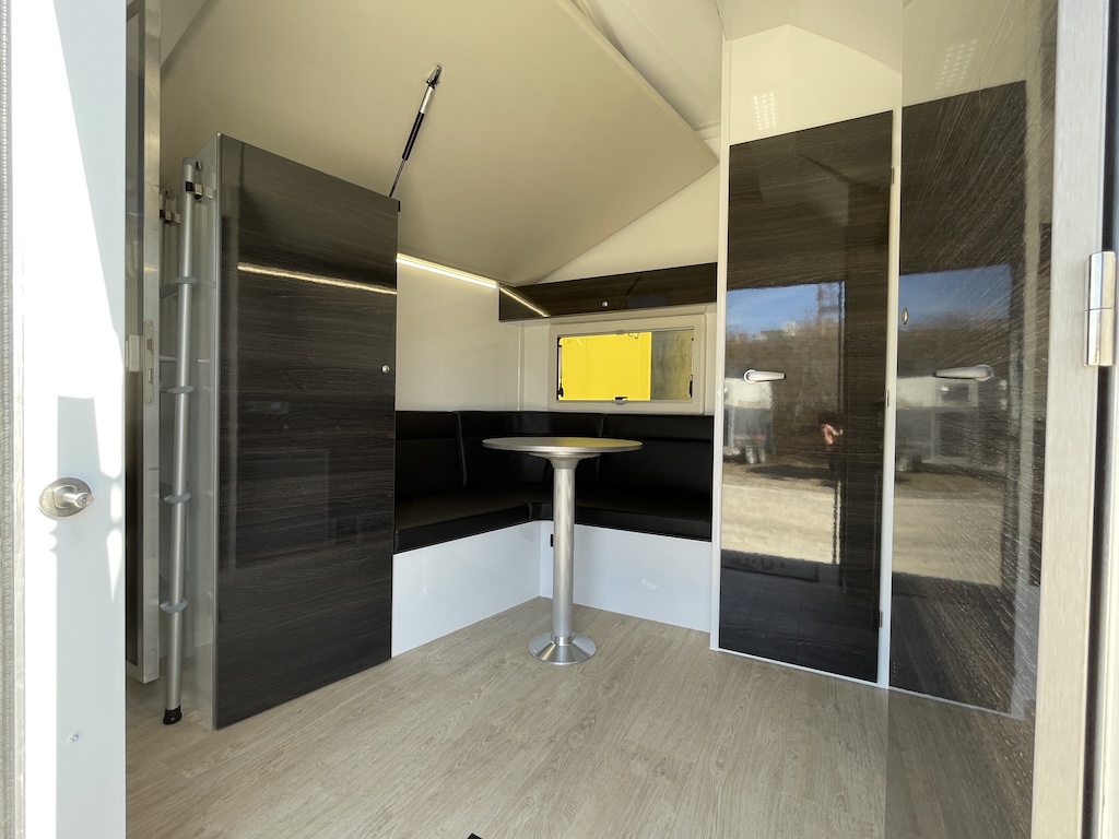 RJH Trailer 675 - Pferdeanhänger für bis zu 3 Pferde mit großer Wohnkabine