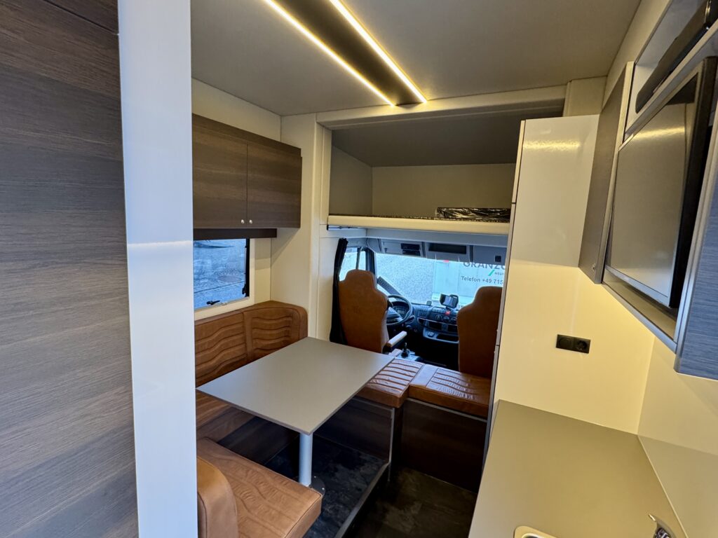 RJH Ecoline H3 IVECO 80E Pferdetransporter