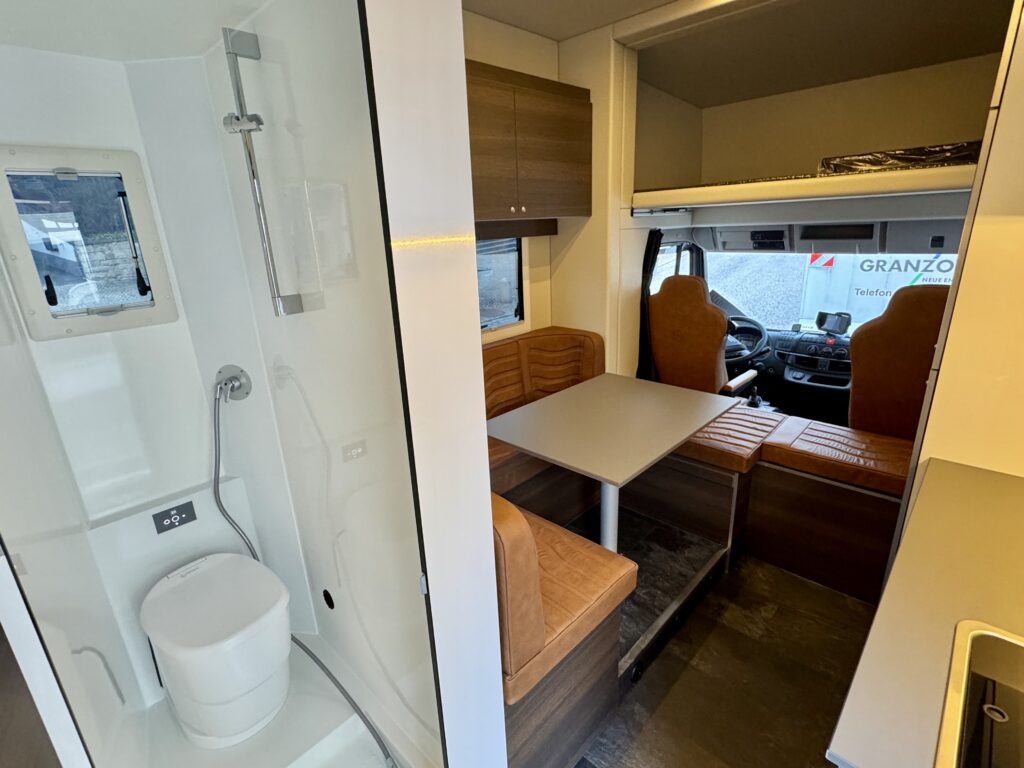 RJH Ecoline H3 IVECO 80E Pferdetransporter