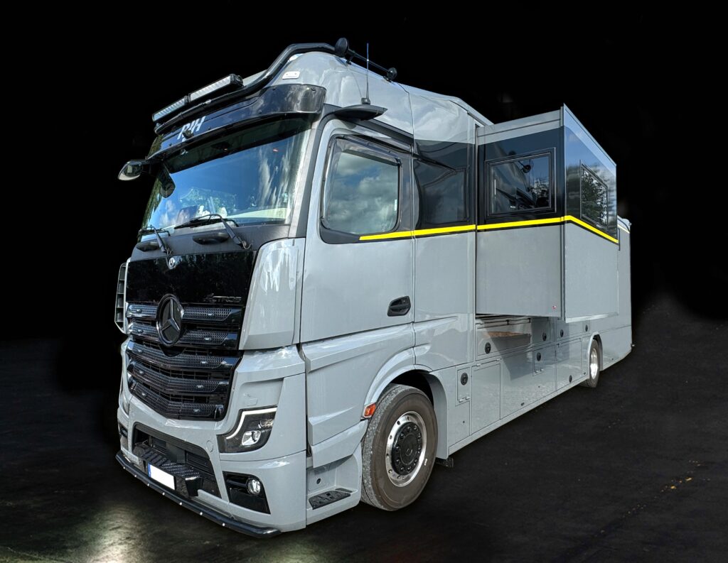 Mercedes-Benz Actros 2545 RJH Exclusive H6 Pferdetransporter im Vorlauf