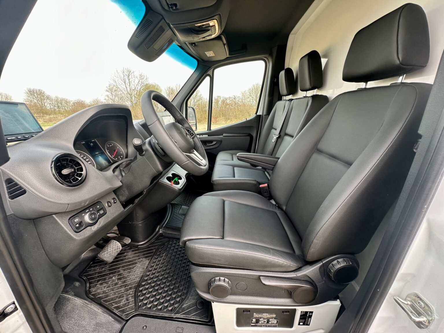 RJH Sport Mercedes Benz 2-Pferdetransporter Fahrerabteil