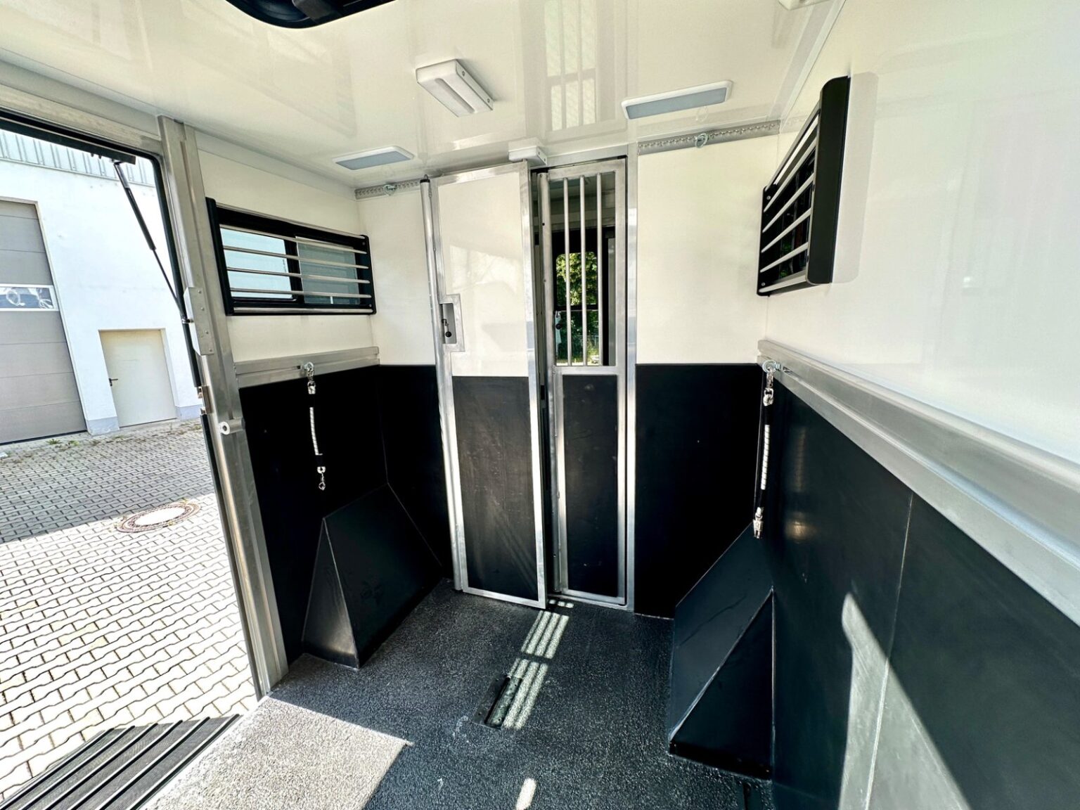 RJH Sport Mercedes Benz 2-Pferdetransporter Pferdeabteil