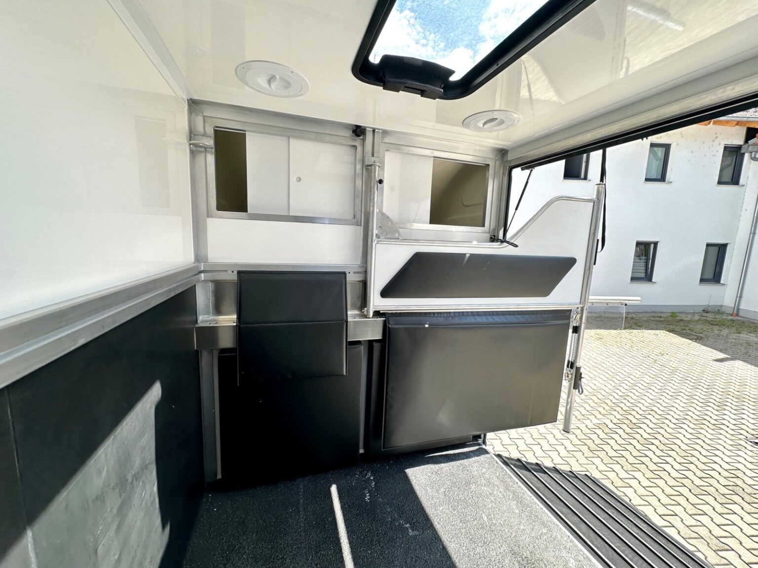 RJH Sport Mercedes Benz 2-Pferdetransporter Pferdeabteil mit Stauraum