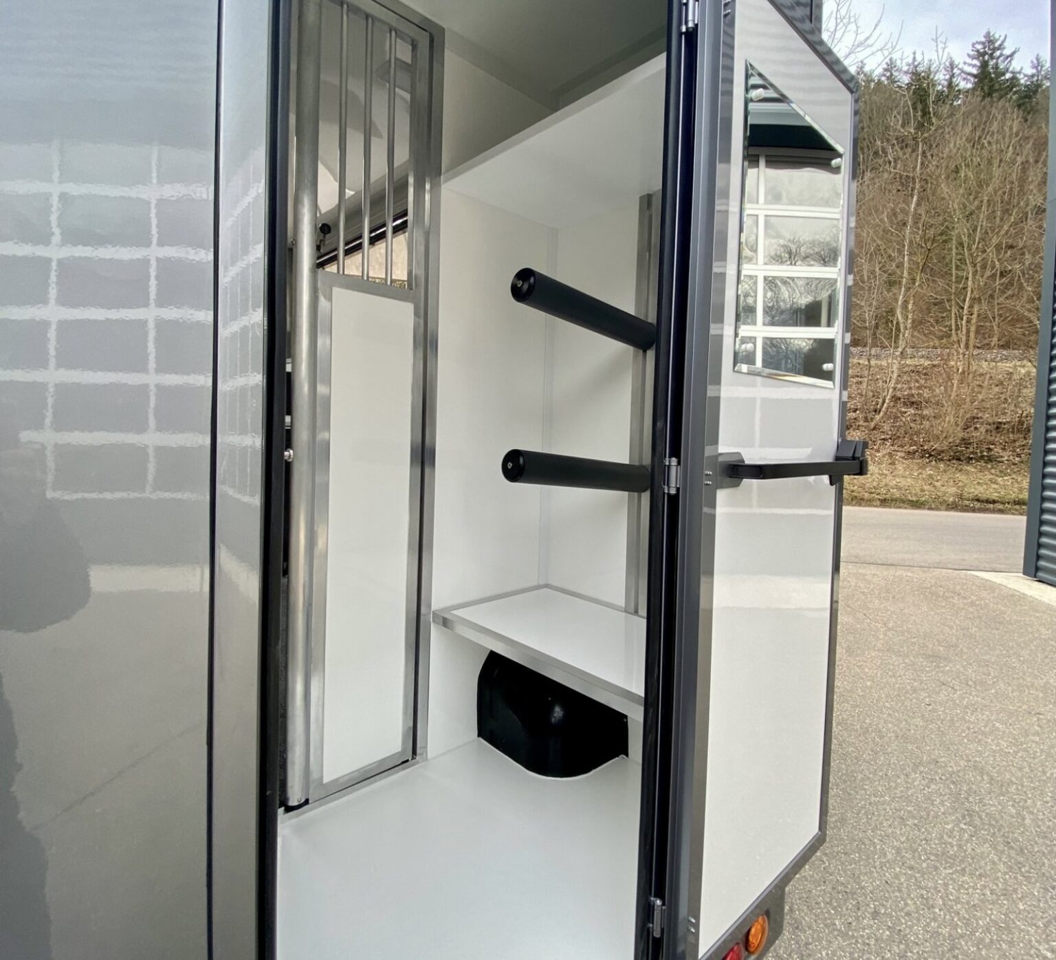 RJH Sport Renault 2-Pferdetransporter Sattelkammer