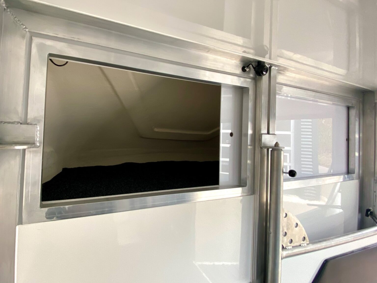 RJH Sport Renault 2-Pferdetransporter Stauraum