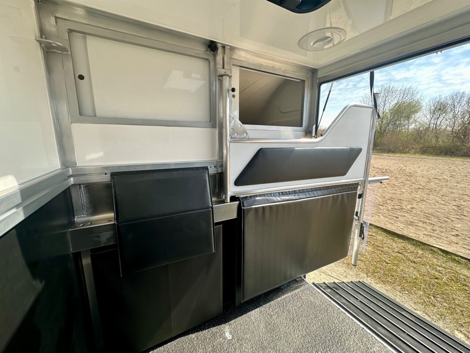 RJH Sport Mercedes Benz 2-Pferdetransporter Pferdeabteil mit Stauraum