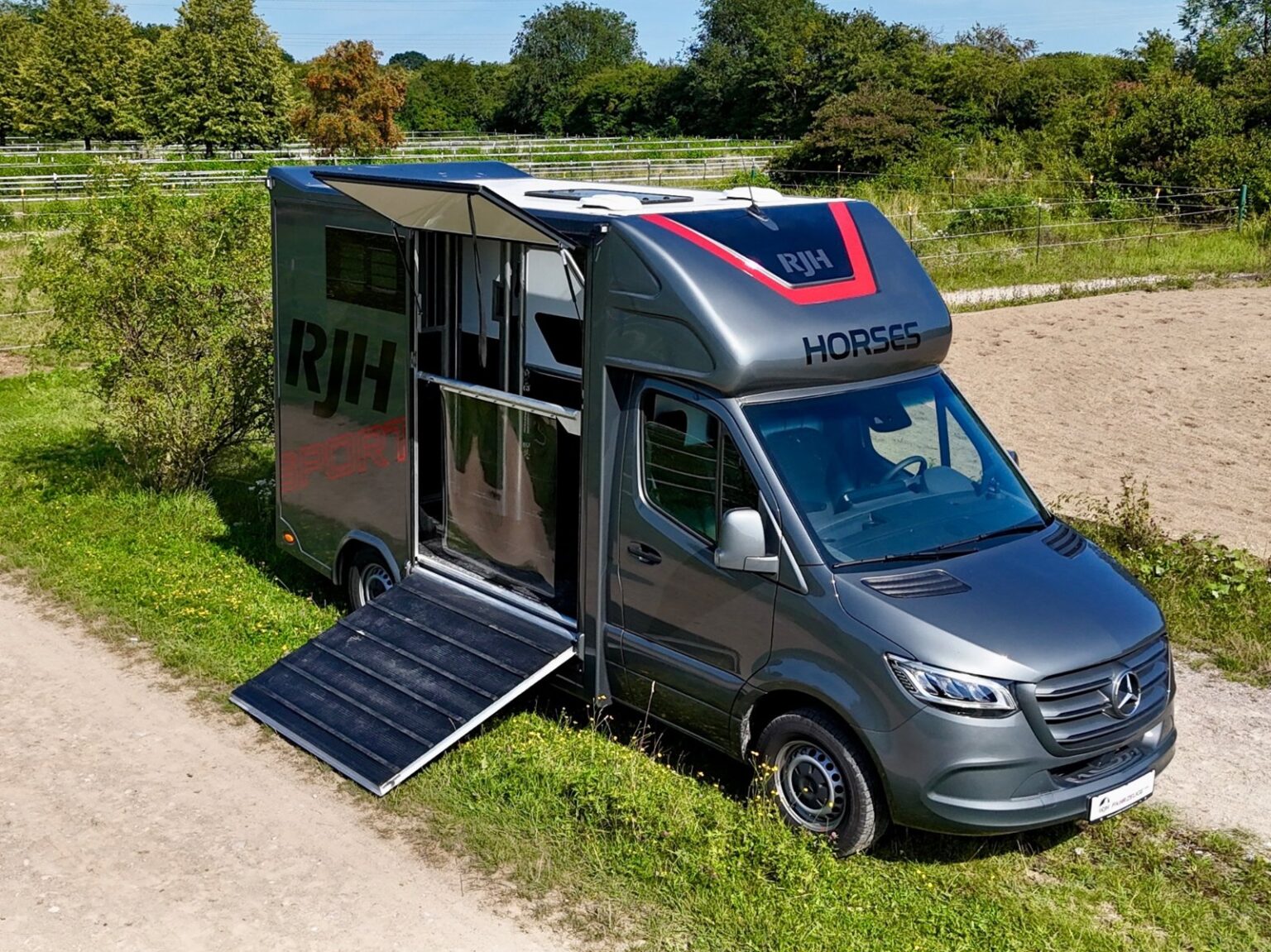RJH 2-Pferdetransporter steht mit offener Rampe auf einem Feldweg