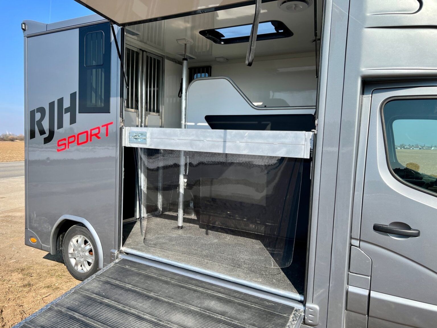RJH Sport Renault 2-Pferdetransporter Pferdeabteil