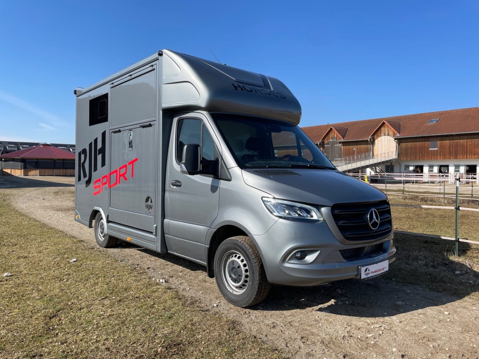 rjh-pferdetransporter-hellgrau-seitenansicht-benz