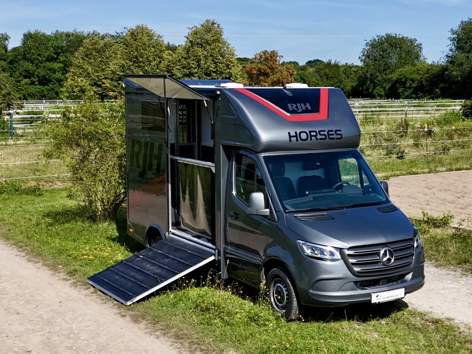 RJH Sport Mercedes Benz 2-Pferdetransporter