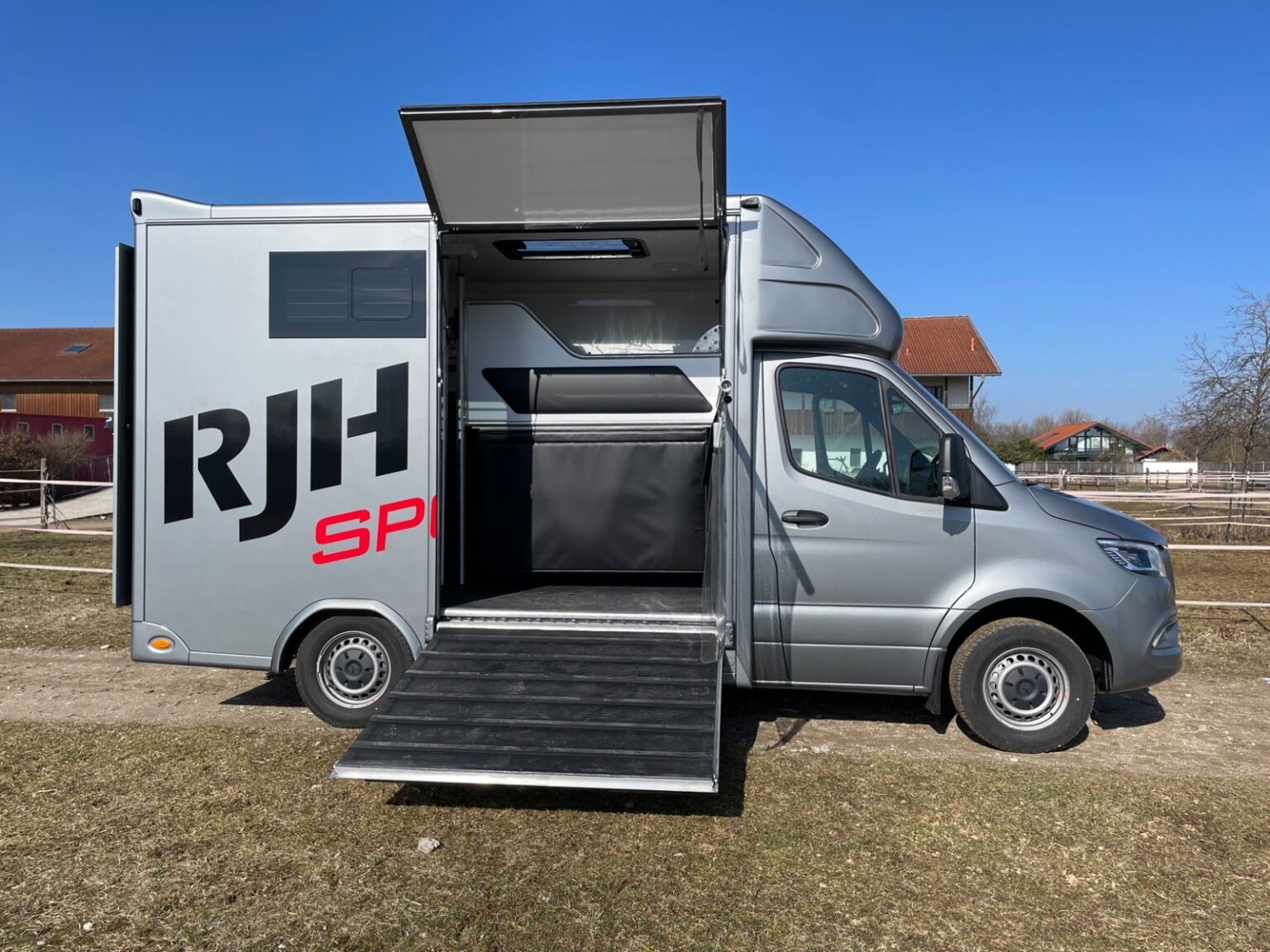RJH Sport Mercedes Benz 2-Pferdetransporter