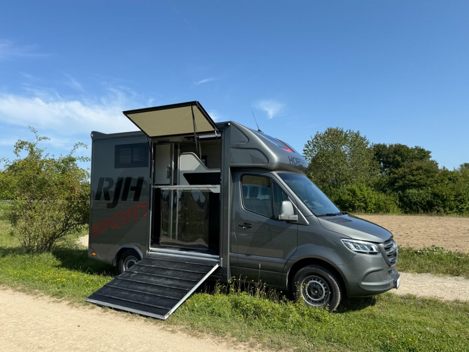 rjh-pferdetransporter-rampe-offen-links-benz 2