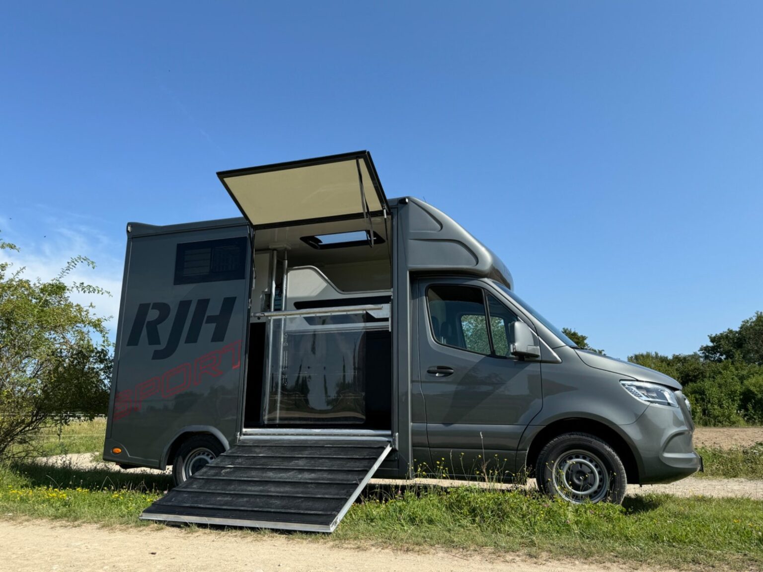 rjh-pferdetransporter-rampe-offen-rechts-benz 2