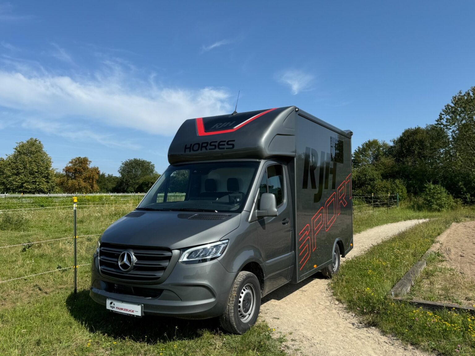 rjh-sport-pferdetransporter-links-vorne-benz 2
