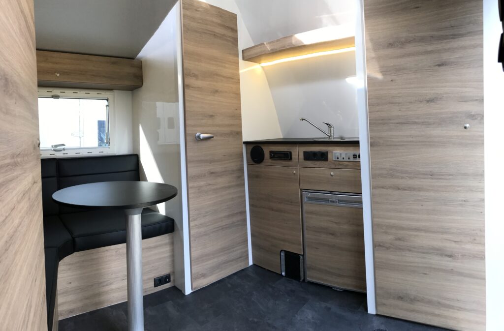 RJH Trailer 675 - Pferdeanhänger für bis zu 3 Pferde mit großer Wohnkabine