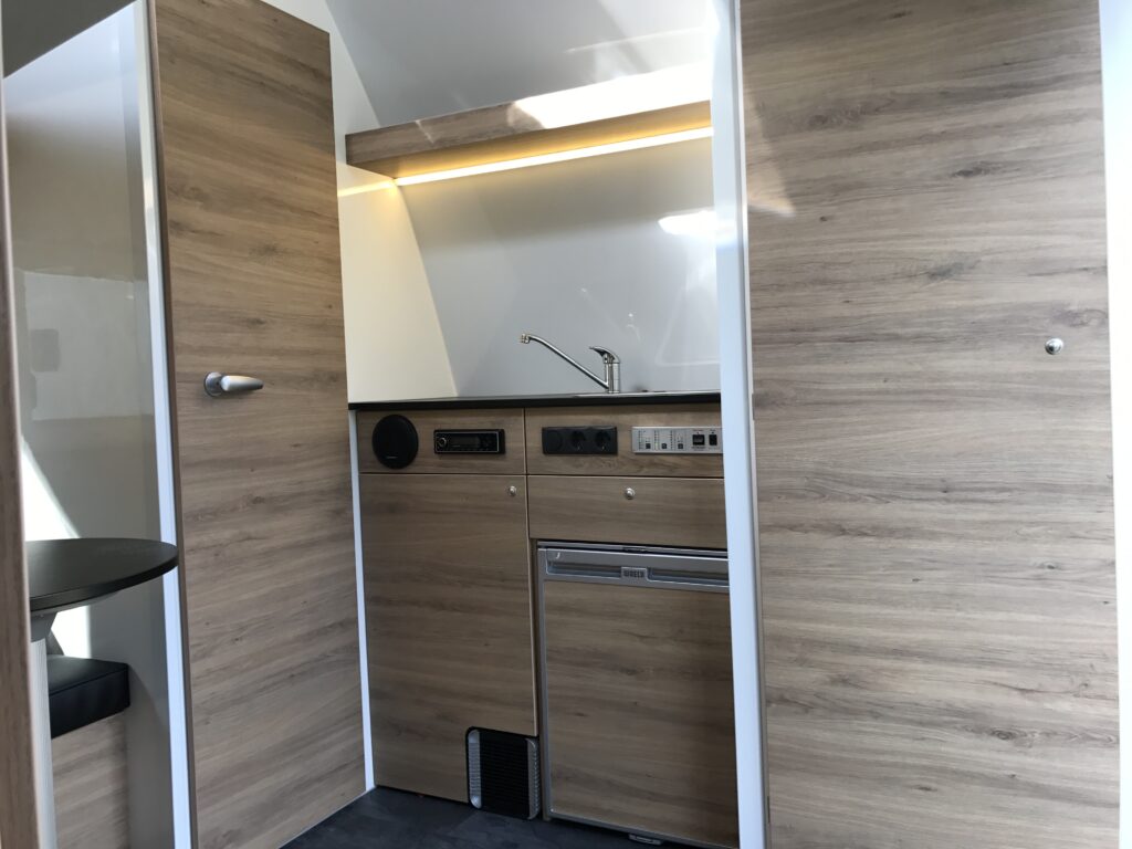 RJH Trailer 675 - Pferdeanhänger für bis zu 3 Pferde mit großer Wohnkabine