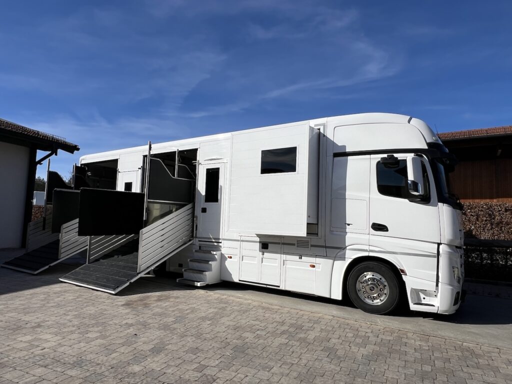 Mercedes-Benz Actros Roelofsen Pferdetransporter Doppel POP-OUT