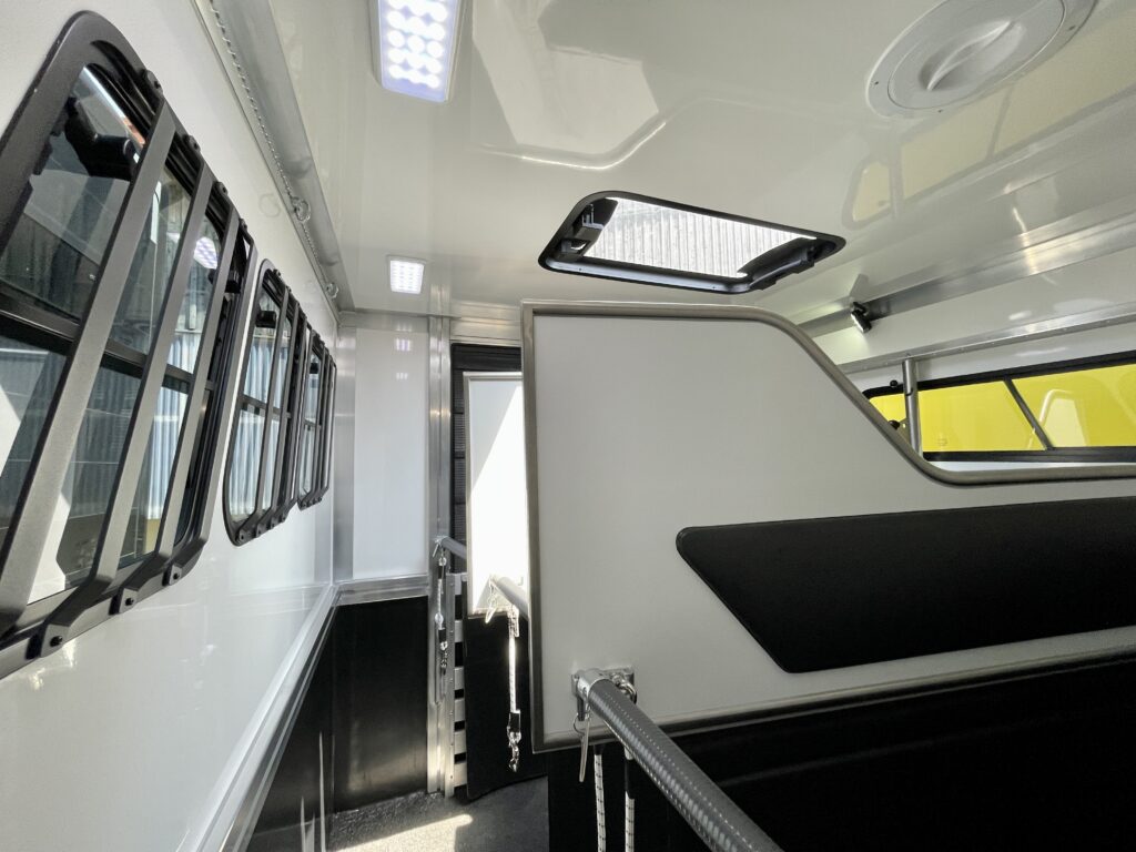 RJH Trailer 675 - Pferdeanhänger für bis zu 3 Pferde mit großer Wohnkabine