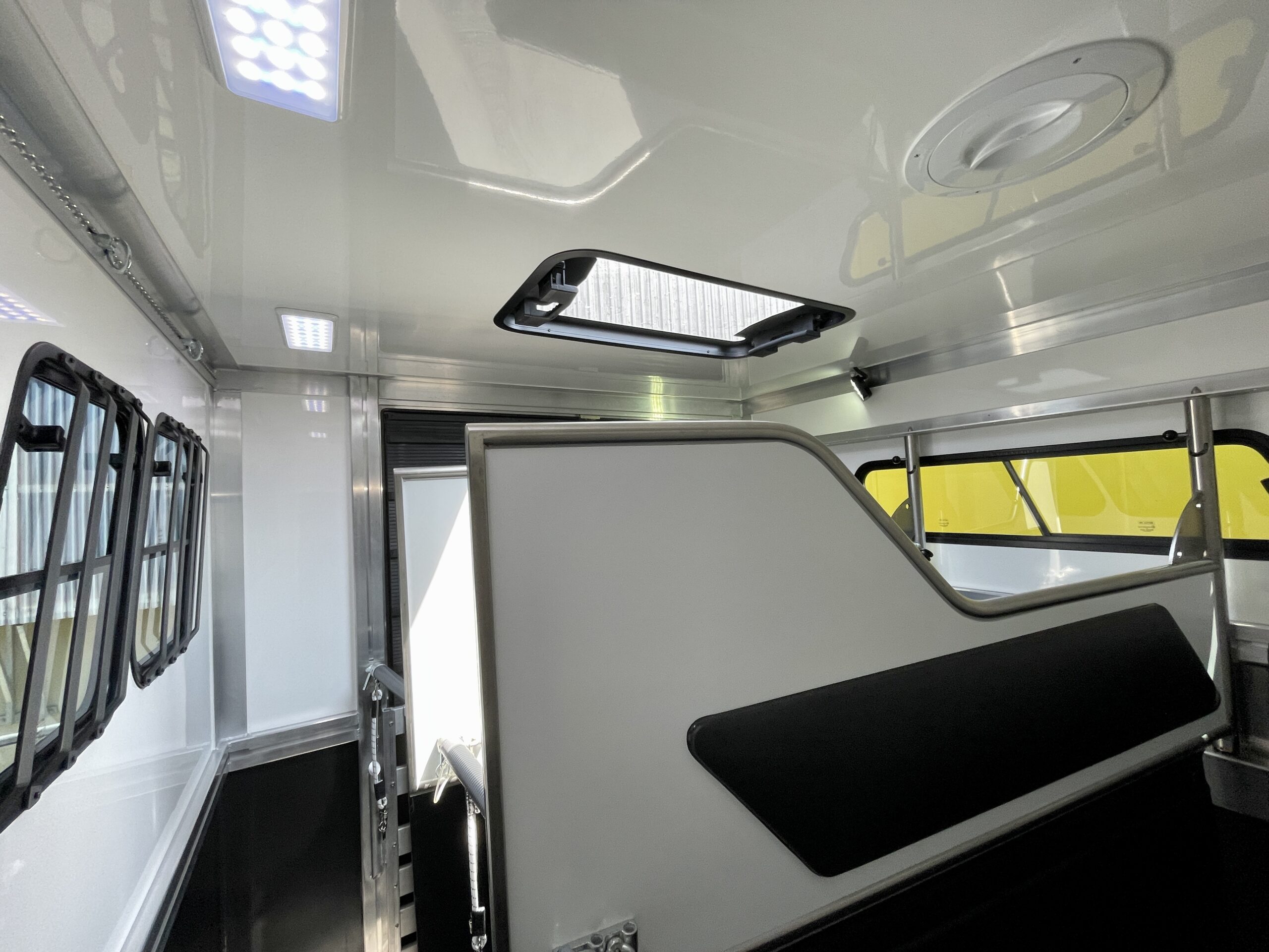 RJH Trailer 675 - Horse trailer for up to 3 horses with large cabin ...