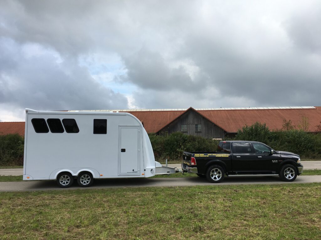 RJH Trailer 675 - Pferdeanhänger für bis zu 3 Pferde mit großer Wohnkabine